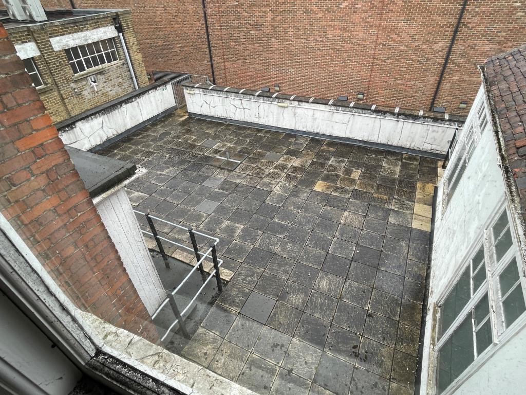 Lot: 30 - DOUBLE FRONTED TOWN CENTRE PROPERTY WITH POTENTIAL - Roof terrace to rear